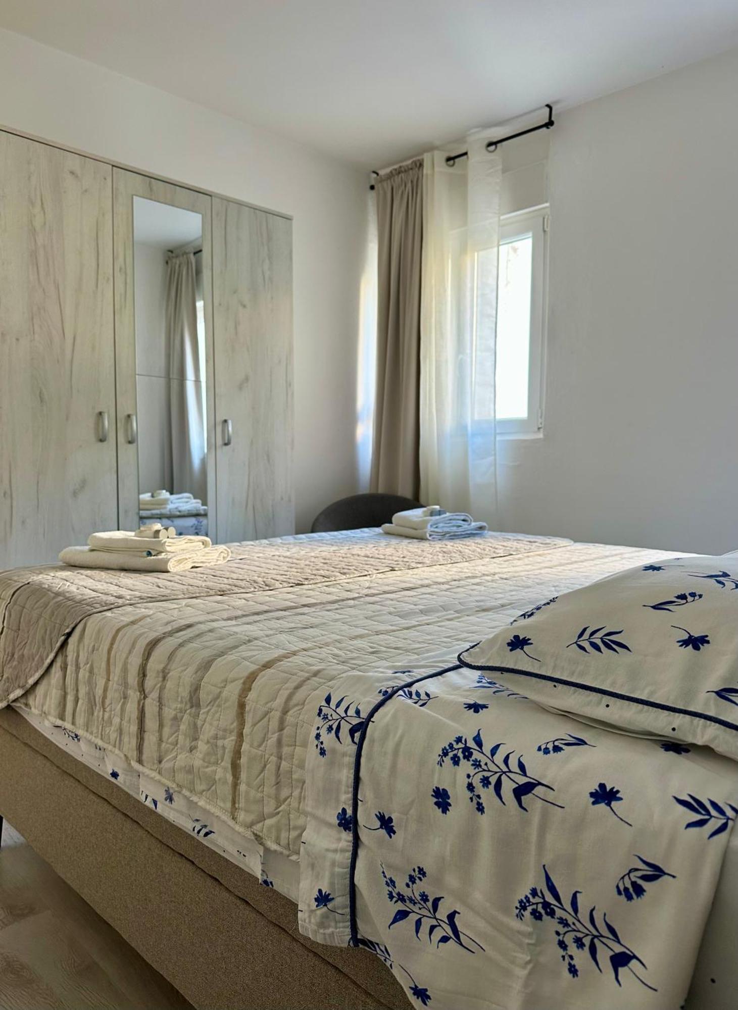 Cozy Modern Amphora-beach Near Apartment Hvar Town